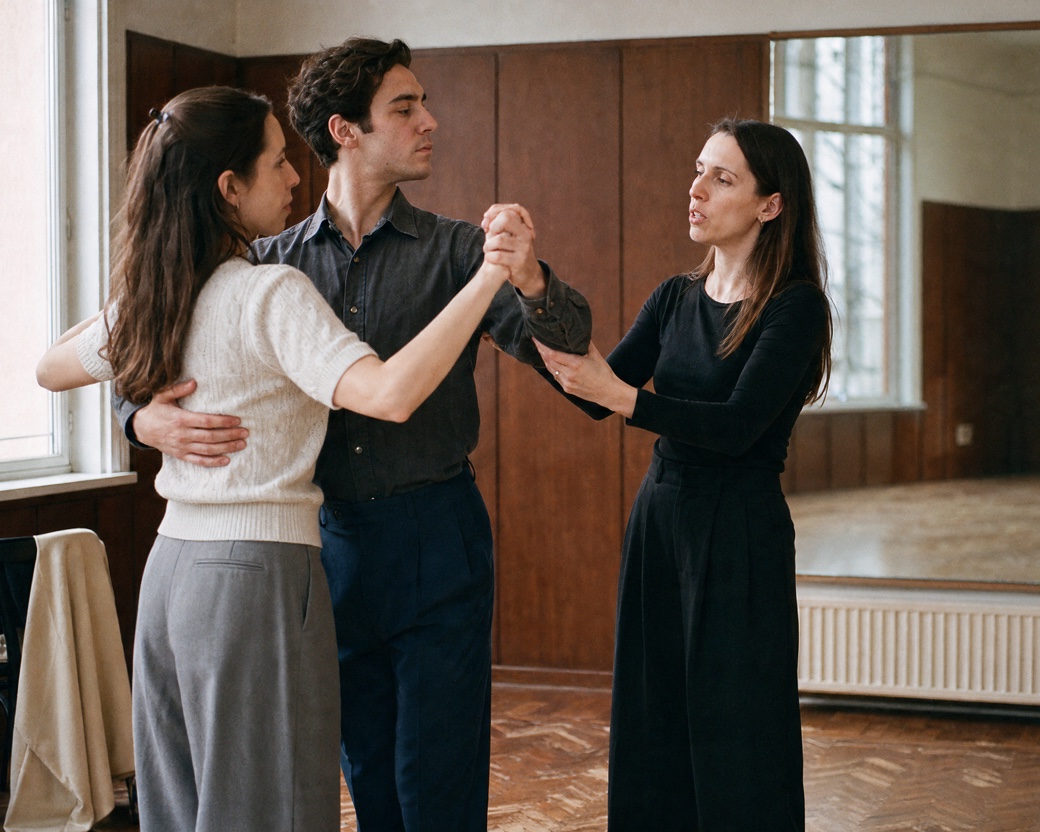Bettina guide un couple pendant la répétition de son ouverture de bal