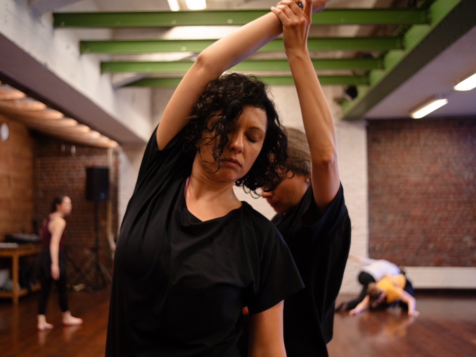 Travail en duo pendant un cours de danse contemporaine